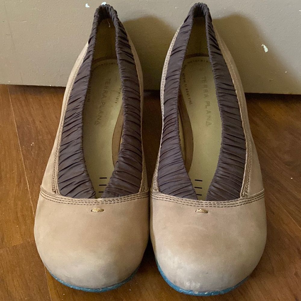 Terra Plana Beige Brown Ruffled Trim Round Toe Heels Womens Size 39/8.5
